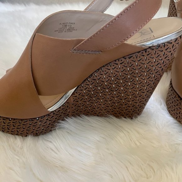 Size 10 BCBG Tan/Camel Wedge sandals - Picture 2 of 5